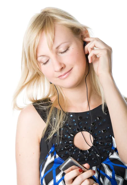 Güzel bir genç kız onun mp3 çalar müzik dinlerken — Stok fotoğraf