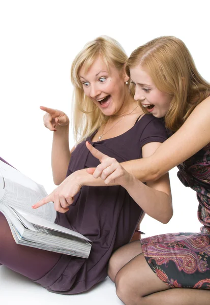 Две девушки читают журнал — стоковое фото