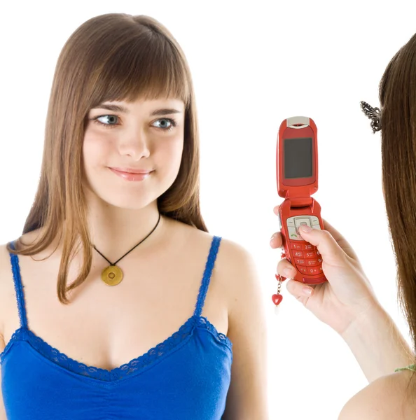 Две девочки-подростки фотографируют на мобильный телефон — стоковое фото