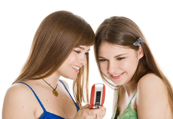 Dvě hezké dívky čtení sms na mobil — Stock fotografie