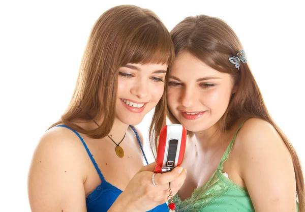 Två vackra flickor läser sms på mobiltelefon — Stockfoto