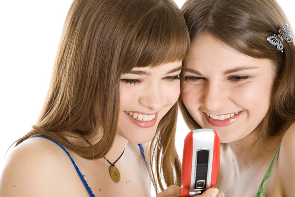Две симпатичные девушки читают смс на мобильном телефоне — стоковое фото