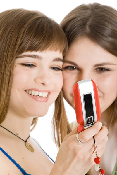 Duas meninas bonitas lendo SMS no telefone móvel — Fotografia de Stock