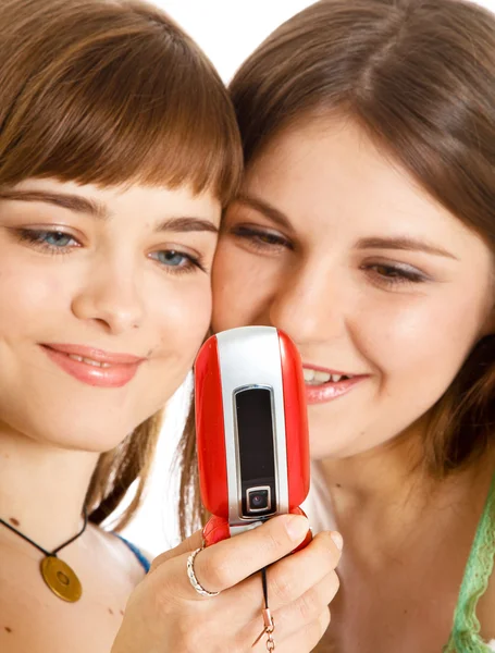Дві красиві дівчата читають SMS на мобільному телефоні — стокове фото
