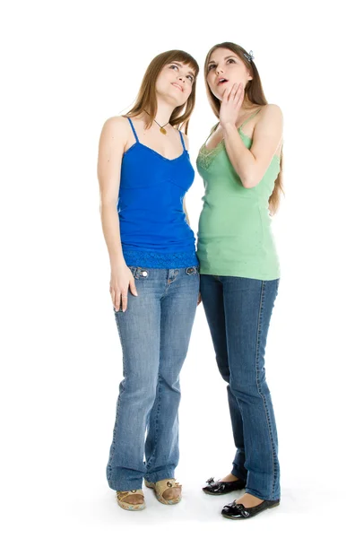 Дві дівчини-підлітки дивляться вгору — стокове фото