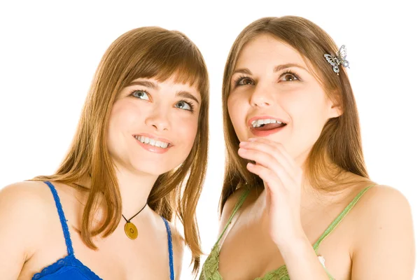Due ragazze adolescenti guardando in alto — Foto Stock