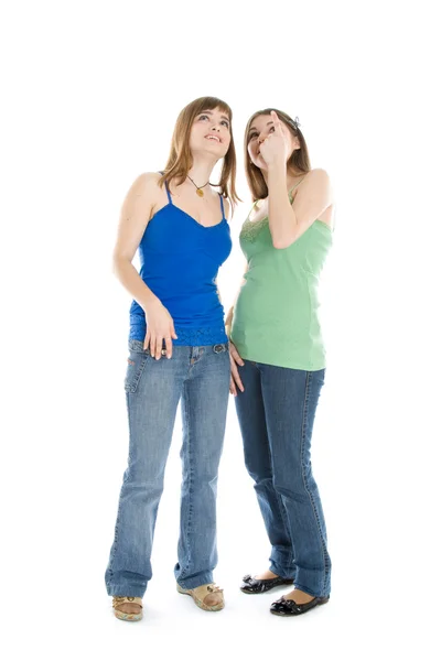 Zwei Teenager Mädchen, die nach oben schauen — Stockfoto