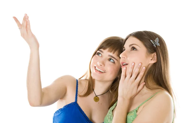 Two teenage girls looking up — Zdjęcie stockowe