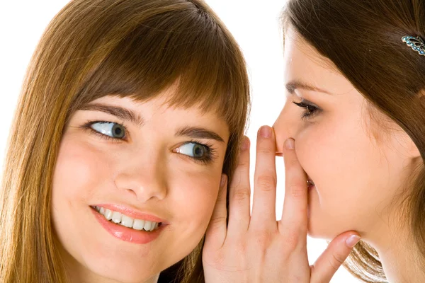 Duas jovens namoradas felizes dizendo segredo — Fotografia de Stock