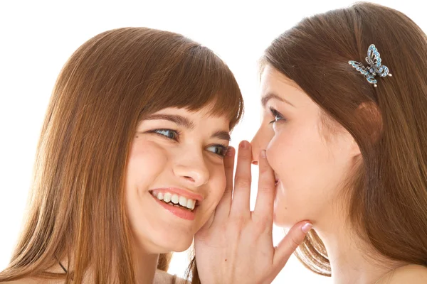 Deux jeunes amies heureuses racontant le secret — Photo