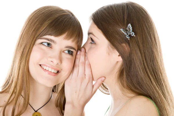 Dvě šťastné mladé kamarádky říct tajemství — Stock fotografie