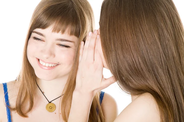 Två glada unga flickvänner berättar hemligheten — Stockfoto