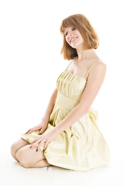 Mooie vrouw in beige jurk — Stockfoto