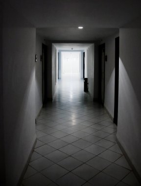 Beyaz kapı ve koridor
