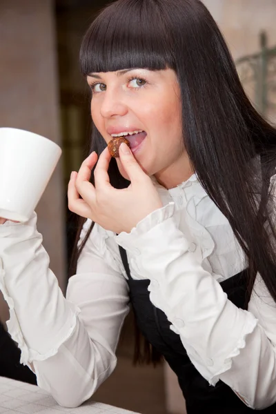 Νεαρή γυναίκα στο καφέ — Φωτογραφία Αρχείου