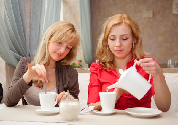 两名年轻妇女在咖啡馆 — 图库照片