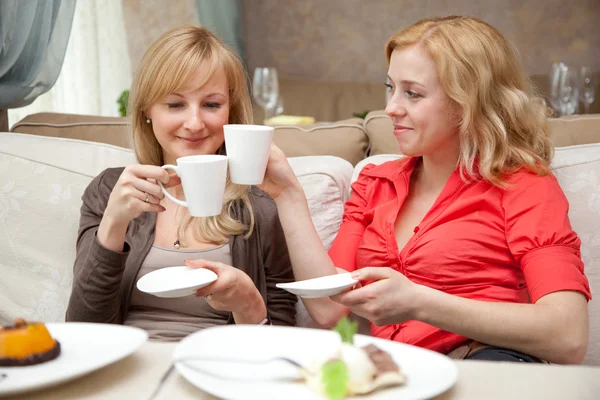 Twee jonge vrouwen in café — Stockfoto