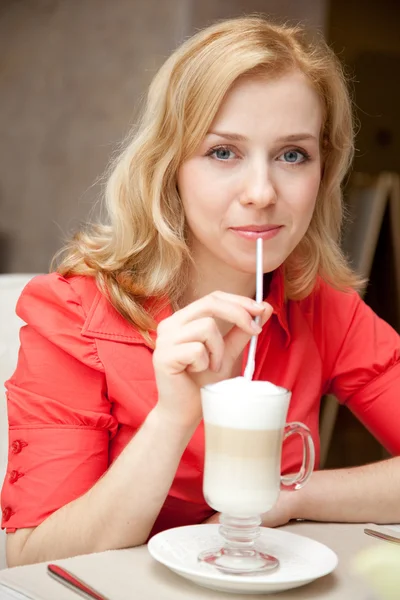 Jeune femme au café — Photo