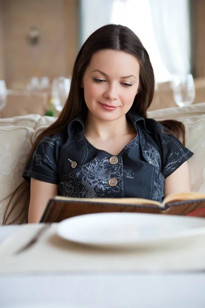Mladá žena v restauraci — Stock fotografie