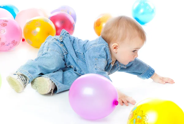 Kleine baby in ballonnen — Stockfoto