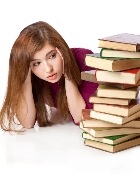Genç kız kitapları ile bir yerde yatıyor — Stok fotoğraf