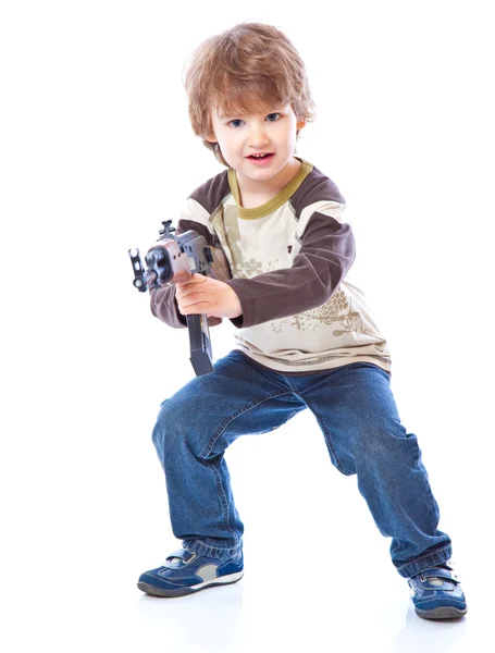 Portret van kleine jongen met automatische wapen (Kalashnikov) — Stockfoto