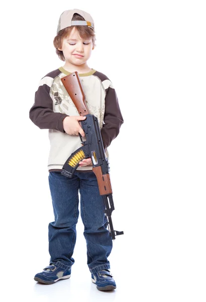 Porträt eines kleinen Jungen mit automatischer Waffe (Kalaschnikow)) — Stockfoto