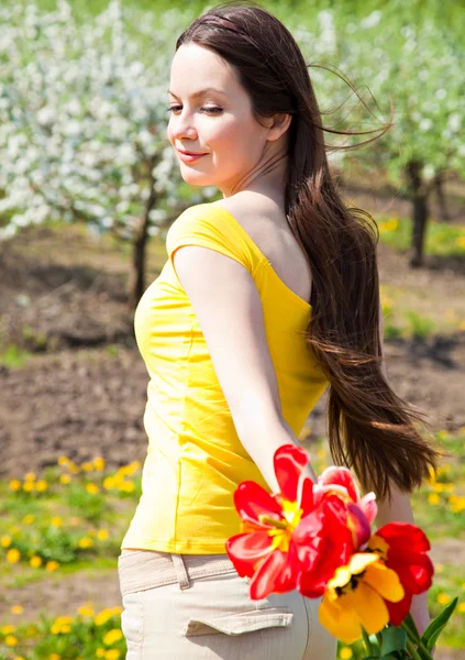 Vacker flicka i blossom orchard — Stockfoto
