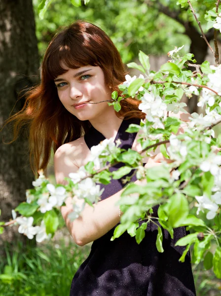 Schönes Mädchen im blühenden Obstgarten — Stockfoto