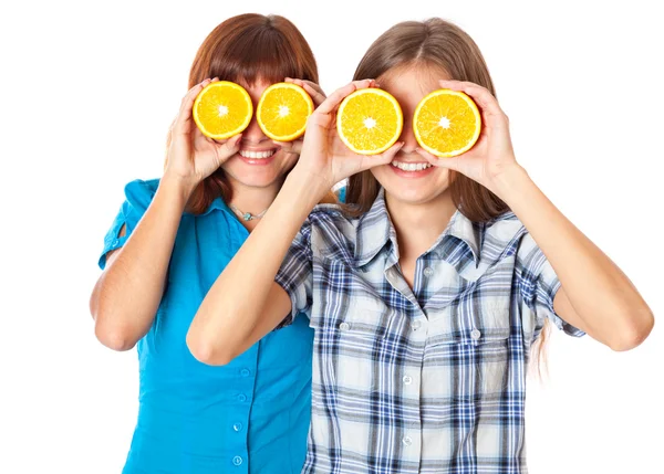 Дві дівчини переглядають апельсини — стокове фото
