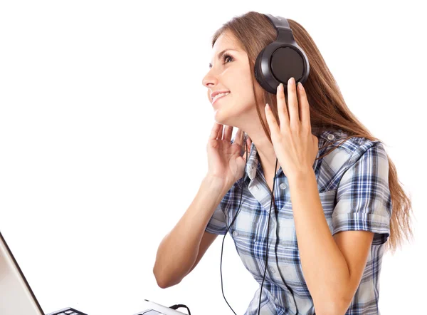 Teen girl poslouchat hudbu ve sluchátkách s notebookem — Stock fotografie