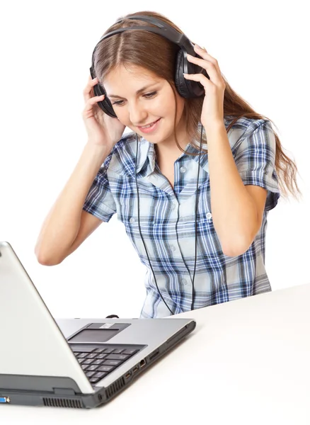 Teen girl poslouchat hudbu ve sluchátkách s notebookem — Stock fotografie
