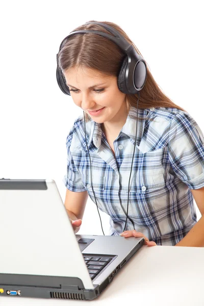 Adolescente-chica escuchar música en auriculares con portátil — Foto de Stock