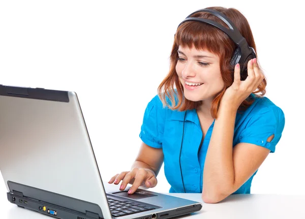 Les adolescentes aux cheveux roux écoutent de la musique dans des écouteurs avec ordinateur portable — Photo