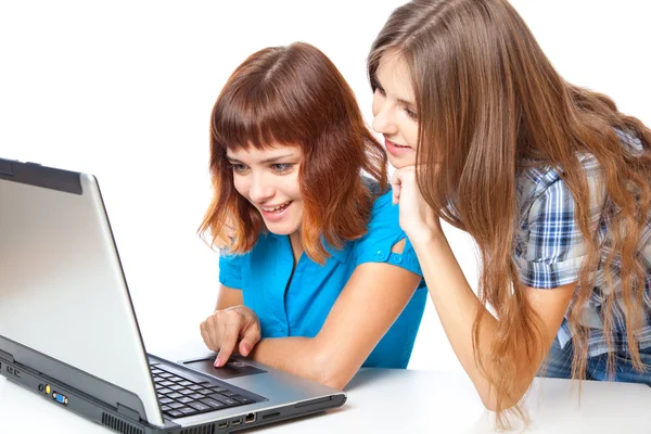 Две девочки-подростки с ноутбуком — стоковое фото