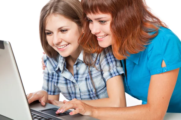 Две девочки-подростки с ноутбуком — стоковое фото