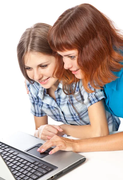 Zwei Teenie-Mädchen mit Laptop — Stockfoto