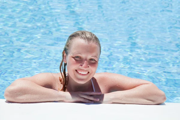 Νεαρή γυναίκα στην πισίνα — Φωτογραφία Αρχείου