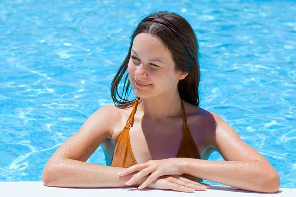 Mladá žena v bazénu — Stock fotografie