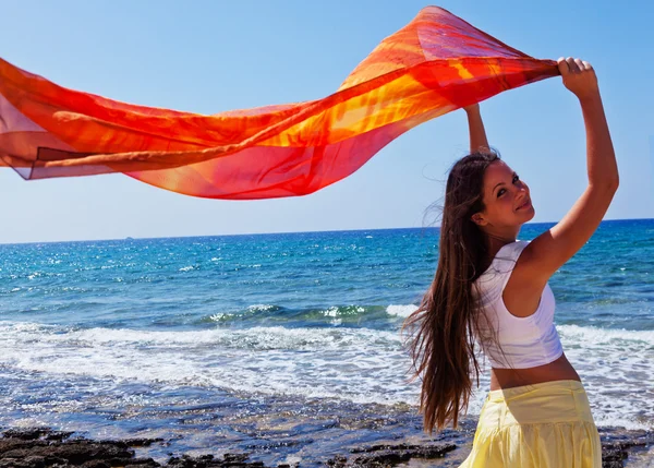 En kvinna med en sarong är på en kust — Stockfoto