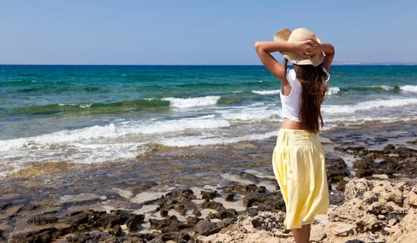 Žena se dívá na moře — Stock fotografie