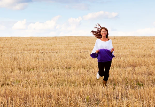 Μια γυναίκα τρέχει μέσα από το πεδίο — Φωτογραφία Αρχείου