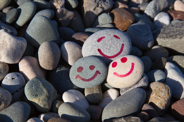 Lächeln auf den Steinen — Stockfoto
