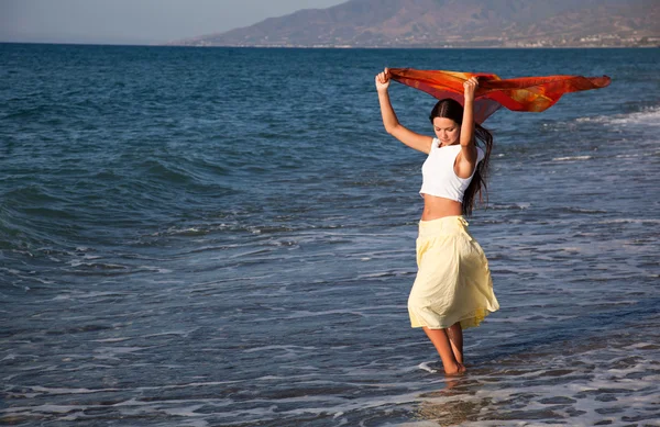 Kobieta z Pareo robione jest na wybrzeżu — Zdjęcie stockowe