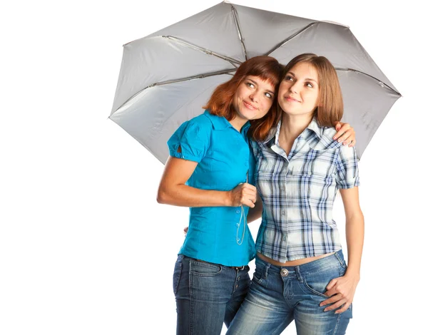Девушки стоят под зонтиком — стоковое фото
