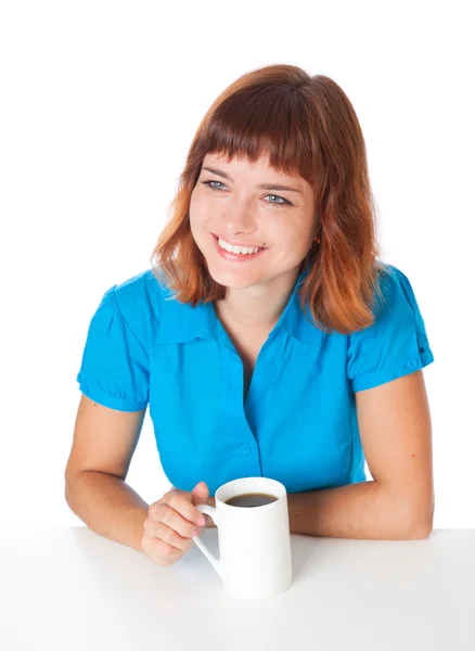 Uma menina sorrindo está bebendo um café — Fotografia de Stock