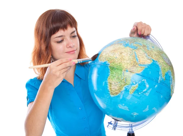 Una ragazza sta dipingendo sul globo — Foto Stock