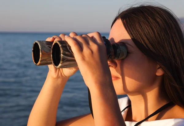 Жінка дивиться на море — стокове фото