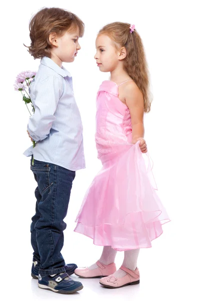 Kleine jongen en meisje verliefd — Stockfoto