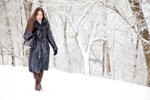En kvinna är i Vinterparken — Stockfoto
